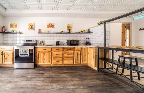 Cuyahoga Falls House | 5BedR, Sleeps 16, Big Yard, Game Room, Pet OK, CVNP