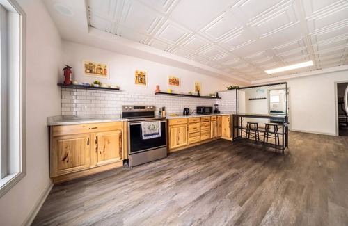 Cuyahoga Falls House | 5BedR, Sleeps 16, Big Yard, Game Room, Pet OK, CVNP