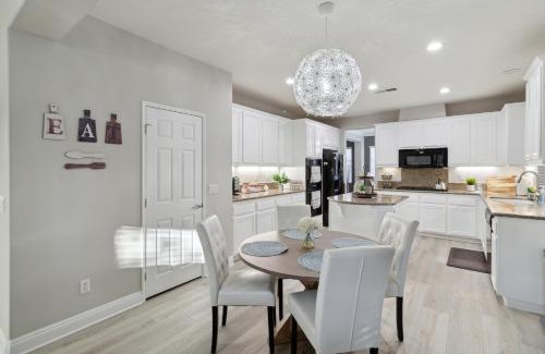 Victorville House | 5BR 3BA Home - King Beds - Fast Wifi home