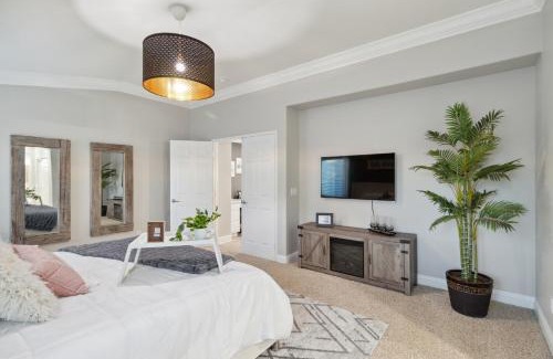 Victorville House | 5BR 3BA Home - King Beds - Fast Wifi home