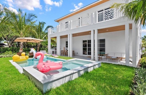 College Park House | 5BR/7BA Lux Pool with Guest House-5 min from Beach