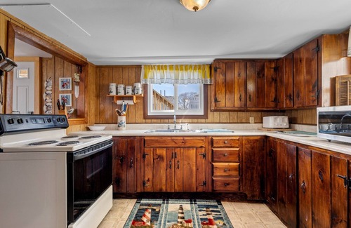 York Beach House | 5BR Beachfront Sleeps 15 w/BBQ!