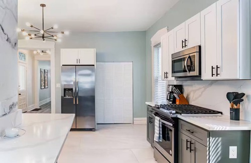 Cincinnati House | 5BR Family Retreat Oasis w Hot Tub, 5 min to DT!