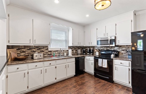 Greenville House | 5BR Group Getaway, Pet-Friendly Ideal for Weddings