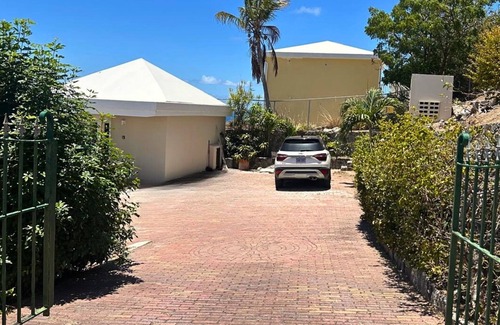 Belair Villa | 5BR Hilltop Villa - Infinity Pool, Jacuzzi & Views