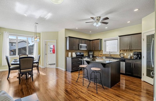 Northeast Edmonton House | 5BR Home » AC » Henday Access » King Bed » Netflix