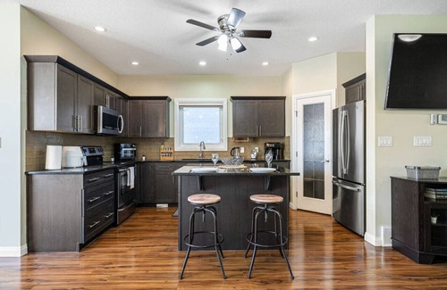 Northeast Edmonton House | 5BR Home » AC » Henday Access » King Bed » Netflix