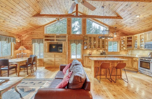 Whitefish House | 5BR House sleeps up to 14-Large yard, Grill, Firepit , Pets, near Glacier Park!