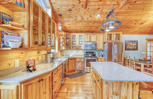 Whitefish House | 5BR House sleeps up to 14-Large yard, Grill, Firepit , Pets, near Glacier Park!