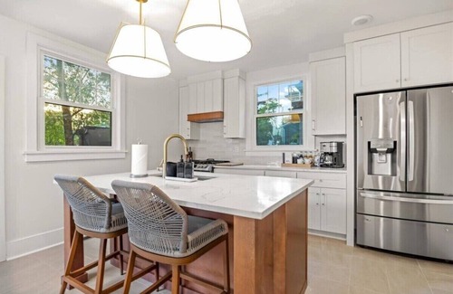 Broadway Gillham House | 5BR Luxury Home | Jacuzzi, Foosball, Grill | Westport KC