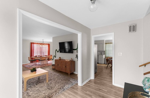 Glen Iris House | 5br Retreat: 4mins to UA - BBQ - Firepit - Games