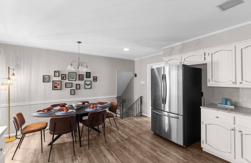 Glen Iris House | 5br Retreat: 4mins to UA - BBQ - Firepit - Games