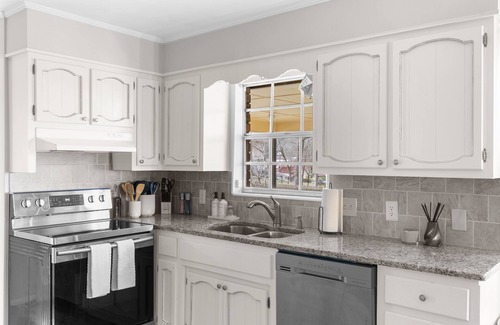 Glen Iris House | 5br Retreat: 4mins to UA - BBQ - Firepit - Games