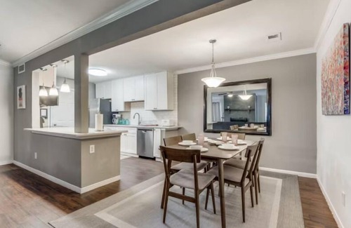 Midtown House | 5BR Retreat in Downtown OKC w/In Unit Laundry I Bathtub I Spacious Living Space I Full Kitchen 16F1