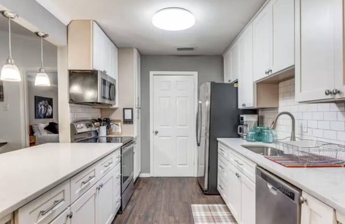 Midtown House | 5BR Retreat in Downtown OKC w/In Unit Laundry I Bathtub I Spacious Living Space I Full Kitchen 16F1