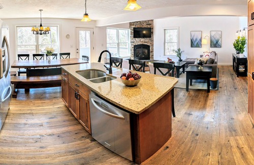 Lincoln House | 5BR White Mountain Condo with AC, Pools and Tennis