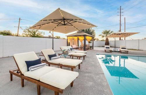 North Mountain House | 5BR with Heated Pool and BBQ - Sleeps 12 - Near Trails