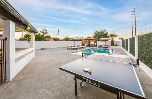 North Mountain House | 5BR with Heated Pool and BBQ - Sleeps 12 - Near Trails