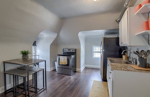 Southmoreland Apartment | 5minsTo KU Med Free Wi-Fi Pet Friendly W&Dn