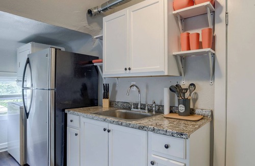 Southmoreland Apartment | 5minsTo KU Med Free Wi-Fi Pet Friendly W&Dn