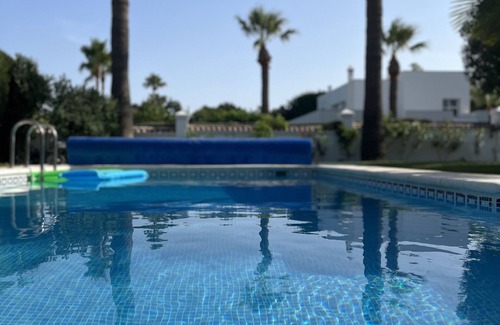 Sotogrande Villa | 5star A/C villa, 5 min beach & marina w bars refurb. pool & garden.