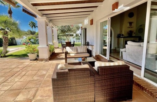Sotogrande Villa | 5star A/C villa, 5 min beach & marina w bars refurb. pool & garden.