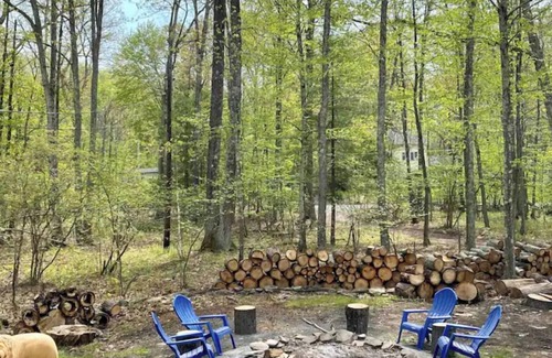 Beach Lake House | 6.45 ACRE Private Close to Big Bear Mountain, Waterfall, Fire-pit, Loft & more.