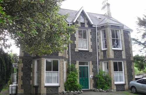Nantlle House | 6-Bed House in Snowdonia with your own private pub