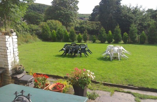 Nantlle House | 6-Bed House in Snowdonia with your own private pub