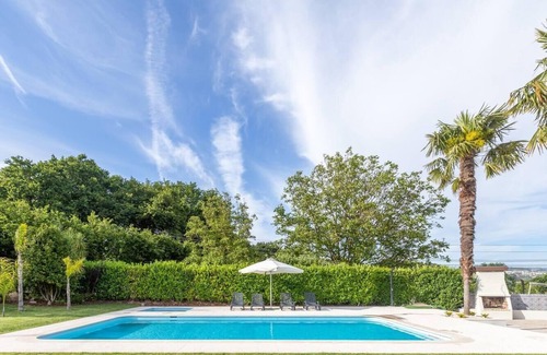 Pevidem House | 6-Bed House - Sleeps 12 - Pool, Bbq, Pool Table