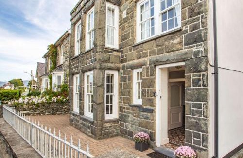 Harlech House | 6 Bed in Harlech 89630