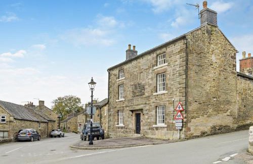 Longnor House | 6 Bed in Longnor 77369