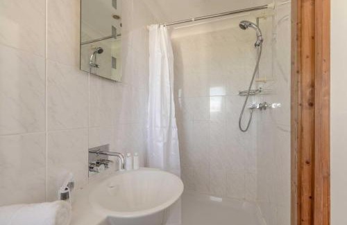 Fifield House | 6 Bed Stay Near Windsor, Free Parking, Garden