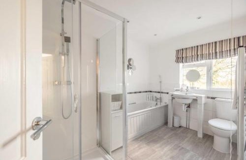 Fifield House | 6 Bed Stay Near Windsor, Free Parking, Garden