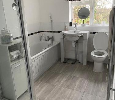 Fifield House | 6 Bed Stay Near Windsor, Free Parking, Garden