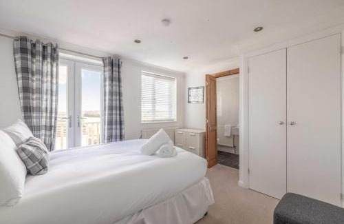 Fifield House | 6 Bed Stay Near Windsor, Free Parking, Garden