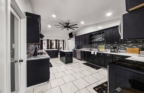 Bowling Green House | 6 bedroom 5 bath dream escape with over 4600 square feet!