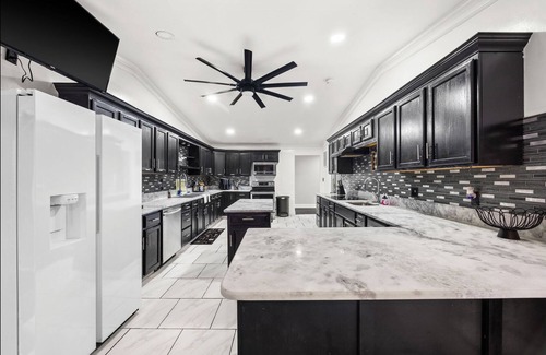 Bowling Green House | 6 bedroom 5 bath dream escape with over 4600 square feet!