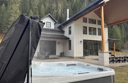 Kooskia Cabin | 6-bedroom cabin on the Selway River with AC, WiFi. Enjoy nature