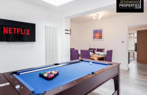 Luton House | 6 Bedroom Contractor House at Jesswood Properties Short Lets With Parking,Wifi & Pool Table