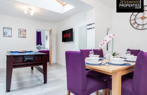 Luton House | 6 Bedroom Contractor House at Jesswood Properties Short Lets With Parking,Wifi & Pool Table