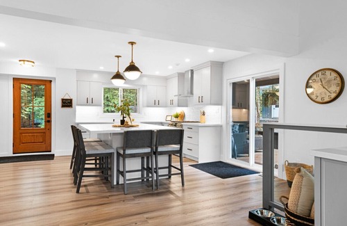 Torrance House | 6 bedroom cottage and guest house with hot tub on Lake Muskoka