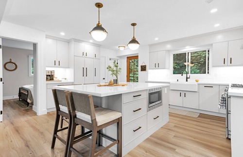 Torrance House | 6 bedroom cottage and guest house with hot tub on Lake Muskoka