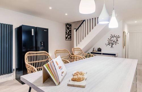 Ashton in Makerfield House | 6 Bedroom house - 10 Beds - Motorway, Free Parking