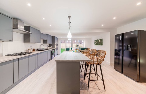 Ashton in Makerfield House | 6 Bedroom house - 10 Beds - Motorway, Free Parking