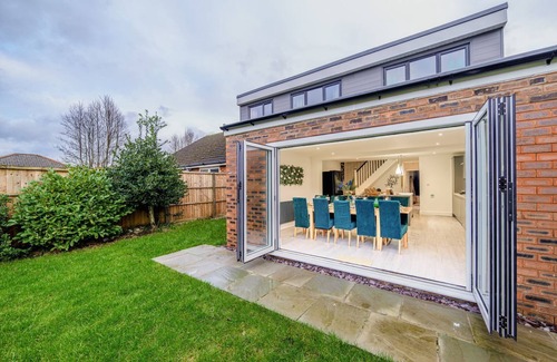 Ashton in Makerfield House | 6 Bedroom house - 10 Beds - Motorway, Free Parking