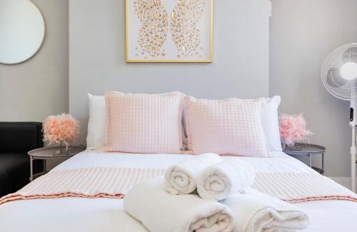 South Acton House | 6 Bedroom House by AV Stays Acton Sleeps 12 Free Parking