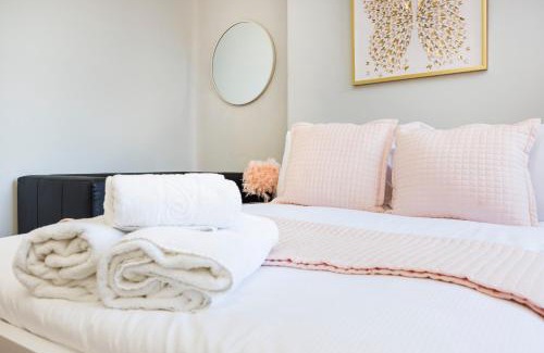 South Acton House | 6 Bedroom House by AV Stays Acton Sleeps 12 Free Parking