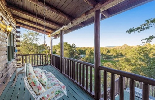 Prescott Cabin | 6 bedroom spacious cabin near Watson Lake, sleeps 14