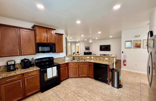West Kissimmee House | 6 BEDROOM VILLA with Theater Room, POOL & HOT TUB by DISNEY WORLD!